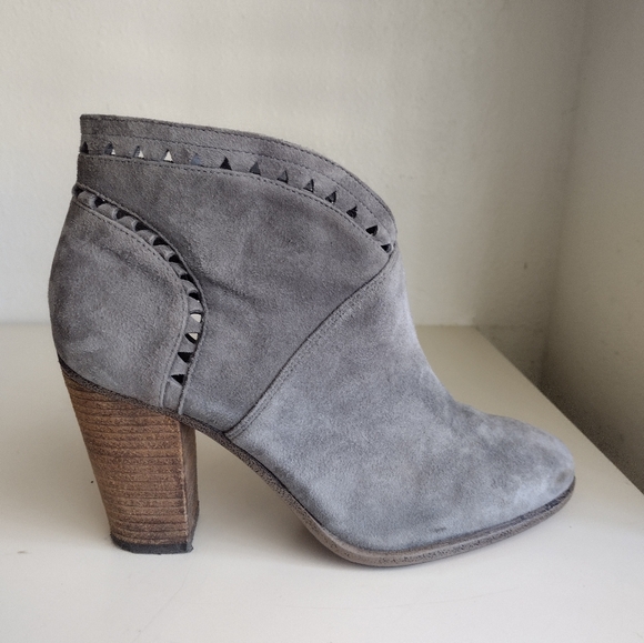 Vince Camuto size 7.5 - Picture 7 of 13